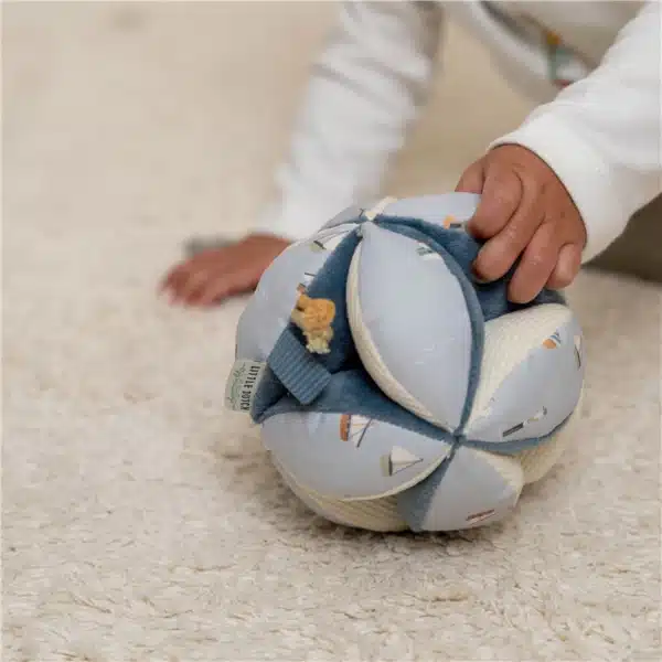 Pelota Montessori azul bahía de los marineros – Little Dutch - Imagen 3