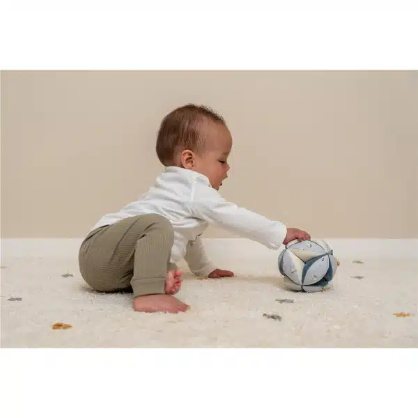 Pelota Montessori azul bahía de los marineros – Little Dutch - Imagen 4