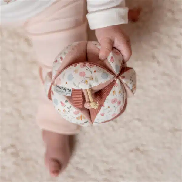 Pelota Montessori rosa flores y mariposas – Little Dutch - Imagen 4