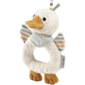 Sterntaler Edda agarrándose a un juguete crema blanco